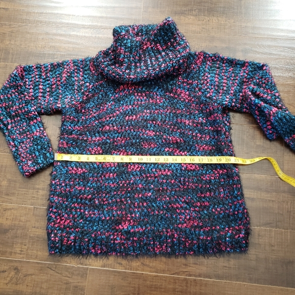 Mark sweater. - Picture 5 of 10